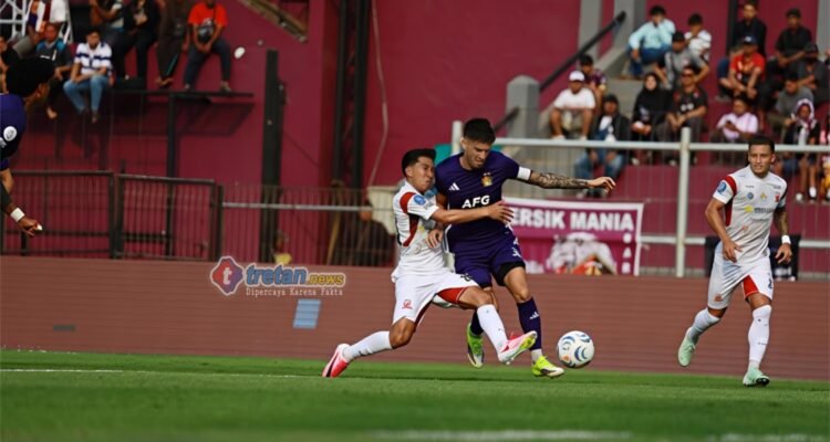 Pemain Madura United berjuang menghadapi Persik Kediri dalam laga Super League 2026/2027