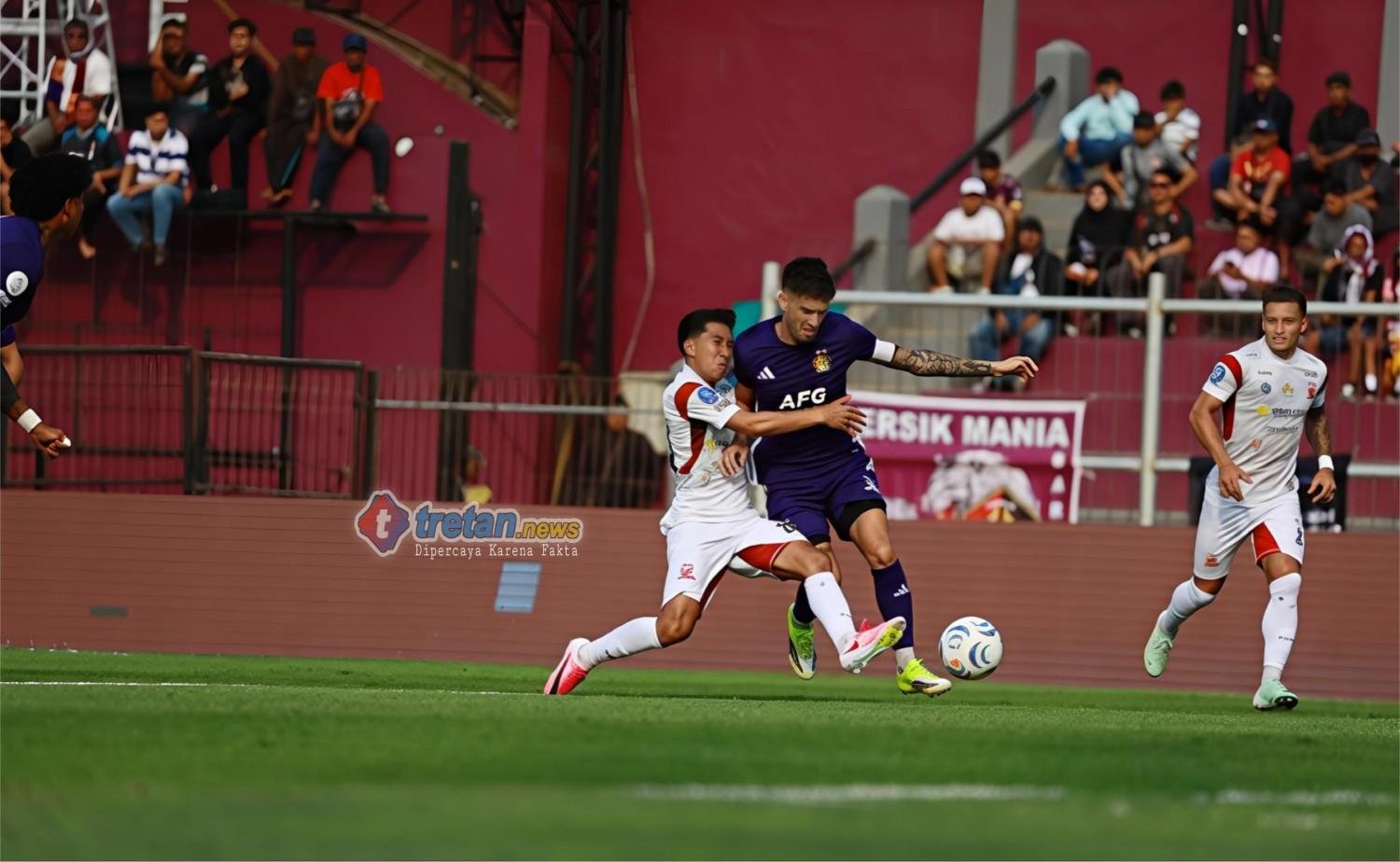 Pemain Madura United berjuang menghadapi Persik Kediri dalam laga Super League 2026/2027