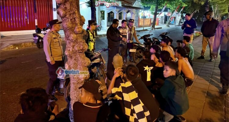 Patroli gabungan Polres Pamekasan mengamankan tiga sepeda motor saat operasi dini hari