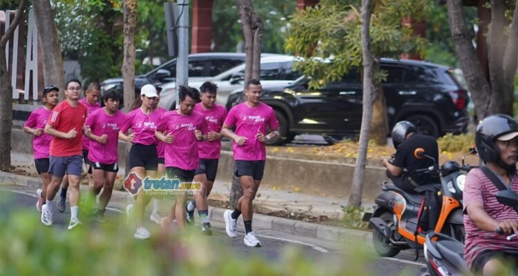 Kegiatan Pink Morning Club dan Road to Give 2026 untuk kepedulian kanker payudara.