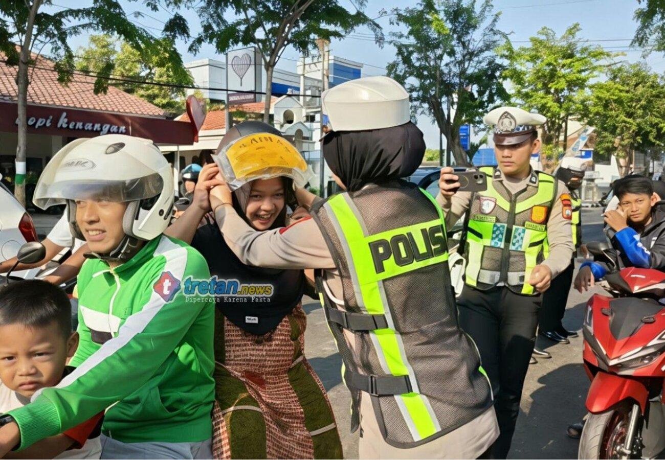 Radio Karimata dan Satlantas Pamekasan membagikan helm gratis