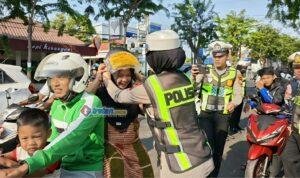 Radio Karimata dan Satlantas Pamekasan membagikan helm gratis