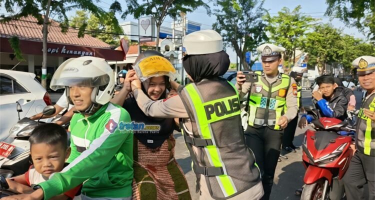 Radio Karimata dan Satlantas Pamekasan membagikan helm gratis