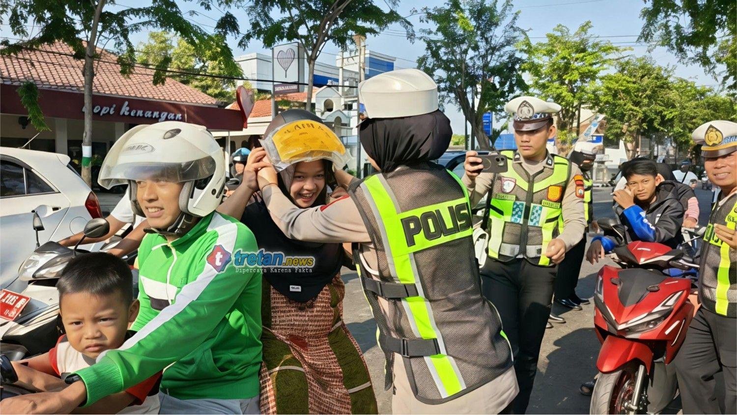 Radio Karimata dan Satlantas Pamekasan membagikan helm gratis